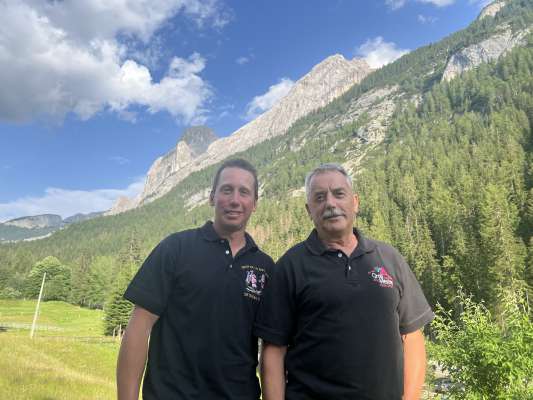 L nef president de l Grop de la Mèscres de Dèlba e Penìa Marco Verra con Ezio Verra, ades president onorarie.
