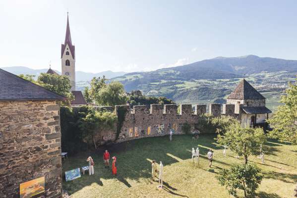 Gudon ie n pitl luech dla val de Isarch ulache l semea che l tëmp se ebe fermà: tlo vëniel uni doi ani metù a jì la mostra "Kulturmeile Gudon".  (foto: Thomas Rötting)

