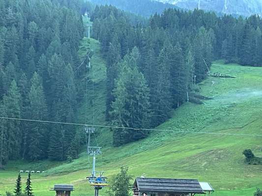 I lëns sturcëi sun la corda dla furnadoia de Ciampac te Val. (foto: Destudafuech Sëlva)
