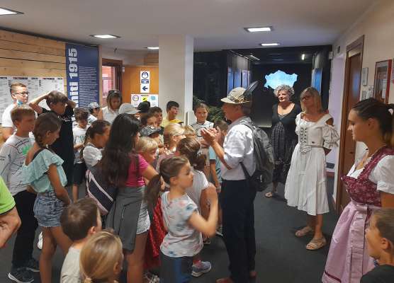 L an passà Giusy Furlanetto aea endrezà na giornèda dedichèda a vera e pèsc con vijita a la mostra te Navalge.
