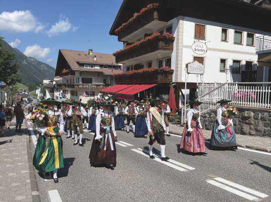 L guant dala gherdëina fej paruda tres l zënter de Santa Cristina.
