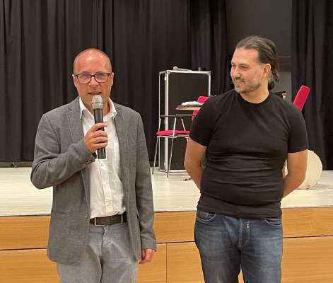 Konrad Tavella á presenté en inom de Badiamusica le musizist multitalënt Philipp Lamprecht.
