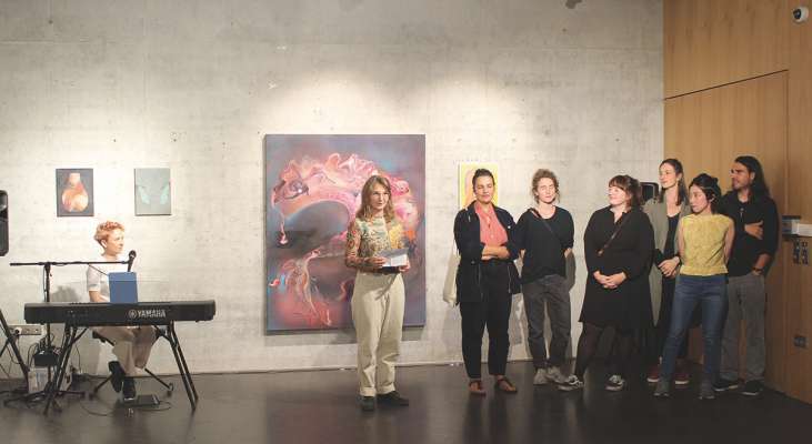 La ciantarina Anna Maria Parteli, la curadëura dla mostra Leonora Prugger deberieda cun la artistes y i artisć che à studìa tla Academia d'Ert de Nürnberg y che à metù ora si lëures tl Circolo – Lia Mostra d'Ert (dmc): Fatma Güdü, Anna Maria Schönrock, Julie Batteux, Nazzarena Poli Maramotti, Tomoe Hikita y Michael Grebner. 
