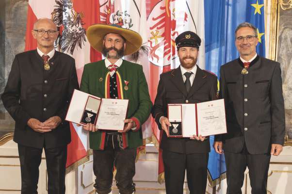 L presidënt dl Tirol Anton Mattle, i doi unerei Markus y Wieland y Daniel Bernardi y l presidënt de Südtirol Arno Kompatscher.   (Foto: Land Tirol/Die Fotografen)
