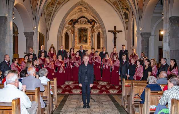 L Ensemble Canticum Novum col maester Ilario Defrancesco.
