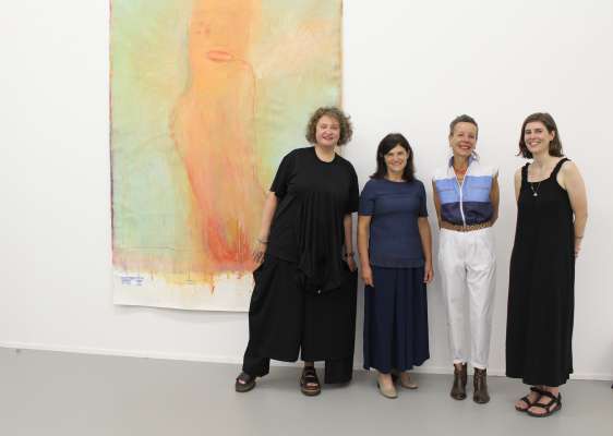 N ucajion dla giaurida dla mostra da m.c.: la curadëura dla mostra Karin Pernegger, la respunsabla dla Galaria Doris Ghetta, l'artista Barbara Tavella y la culaburadëura dla galaria Eleonora Castagna.
