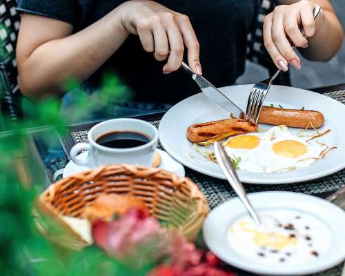 media/k2/galleries/24758/thumbs/person-eating-breakfast-table-1_web.jpg