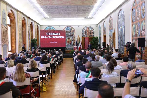 media/k2/galleries/24832/thumbs/zerimonia_Giornada_Autonomia_Trent_2023.jpg