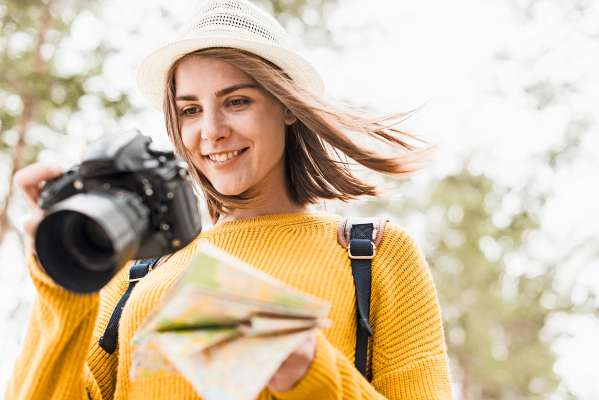 media/k2/galleries/24847/thumbs/smiling-woman-checking-her-photos_web.jpg