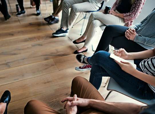 media/k2/galleries/24859/thumbs/people-meeting-seminar-office-concept_web.jpg
