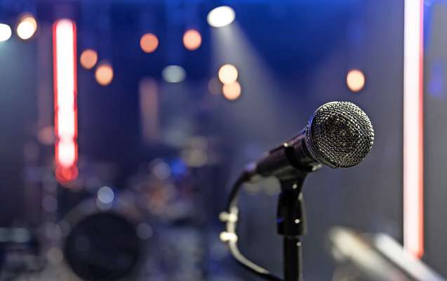 media/k2/galleries/24895/thumbs/close-up-microphone-concert-stage-with-beautiful-lighting_web.jpg