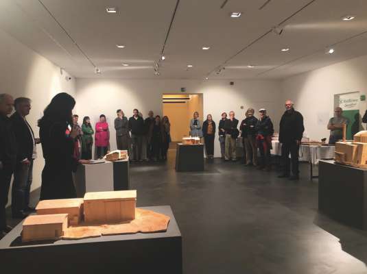 N ucajion dla giaurida dla mostra dl artist de Gsies Martin Kargruber: frabicac da zacan y moderns un dlongia l auter criëia n paesaje mo mei udù, crià dal artist nstës. 
