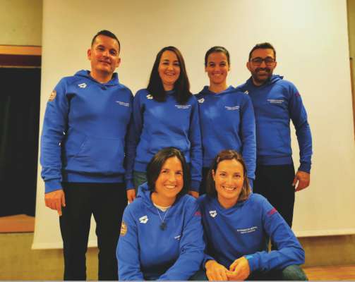 L cunsëi nuef dl Club de nudé de Gherdëina, dancà da m.c. la presidënta Ines Demetz y Nancy Kasslatter. Dovia da m.c.: Costin Viorel, Marlis Goller, Michela Prinoth y Guido Volino.
