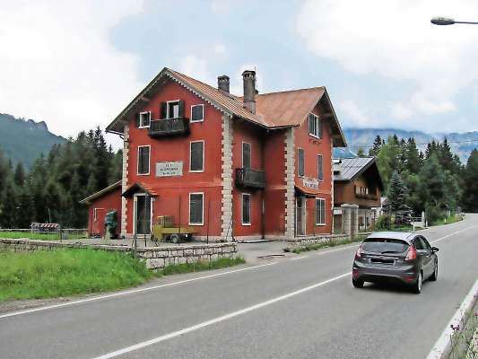 Ra vecia ciaśa cantoniera de Anas fora a Agabona. Ades ‘l é inze i ufizie de ra Fondazion Dolomites Unesco.
