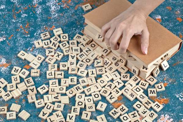 media/k2/galleries/25496/thumbs/wooden-dice-with-printed-letters-them-book-pages_web.jpg