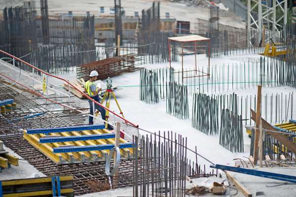 media/k2/galleries/25554/thumbs/man-making-measurements-building_web.jpg