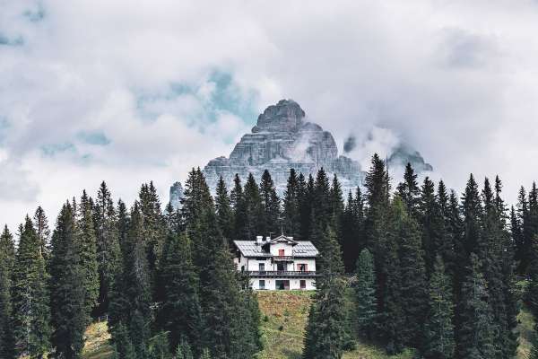media/k2/galleries/25556/thumbs/mountainous-landscape-three-peaks-nature-park-italy_web.jpg