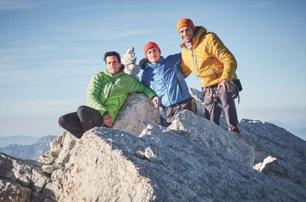 I trëi alpinisć de Gherdëina, sun piza dl Antelao. Da m.c.: Titus Prinoth, Alex Walpoth y Martin Dejori.
