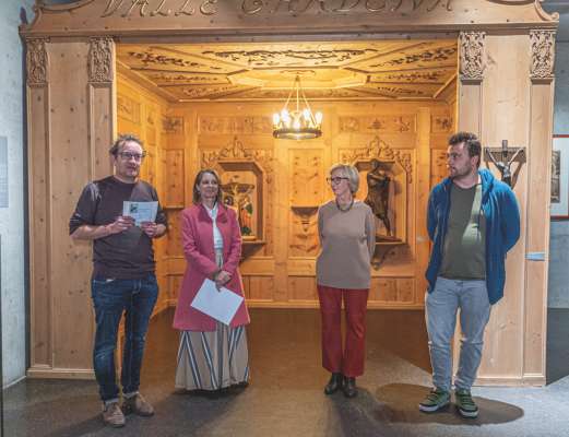 Da mc.: l presidënt dl Museum Gherdëina Mathias Höglinger, la curadëura dla mostra Danila Serafini, la diretëura dl Museum Gherdëina Paulina Moroder y l presidënt dla Lia Mostra d'Ert Mirko Insam dan la stua, fata sot ala direzion artistica de Guido Balsamo Stella, che ova tl 1925 venciù na bedaia d'or pra la Esposizion mundiela de Paris.
