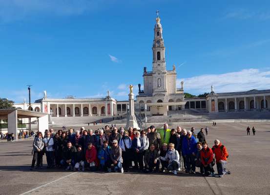 I pelegrins tel gran piaz del santuarie de la Madona de Fatima.
