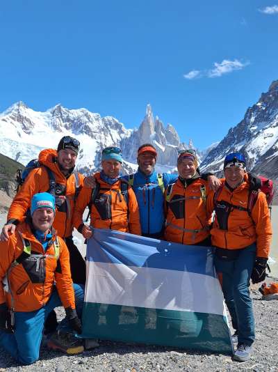 Pierpaolo Trottner, Tiziano Davarda, Luca Zulian, Giuseppe Pescosta, Gianni Rasom e Stefano Bernard con la bandiera ladina sul Cerro Torre.
