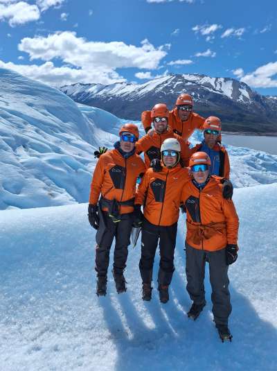 L grop su la giaces del Perito Moreno.
