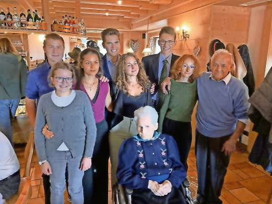 I none Serjo Gaspari Mul e Julia Sgneca co i sete neode, in festa par ra nozes de diamante.
