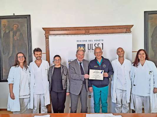 L’equipe del repart de urologia de Feltre co l diretor general de l’Uls Giuseppe dal Ben (ntamez) e Giuliano Federa (secondo da mán ciámpa).

