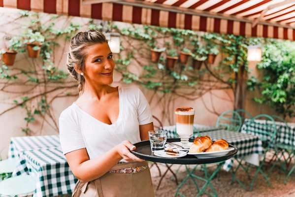 media/k2/galleries/25647/thumbs/smiling-waitress-holding-tray_web.jpg