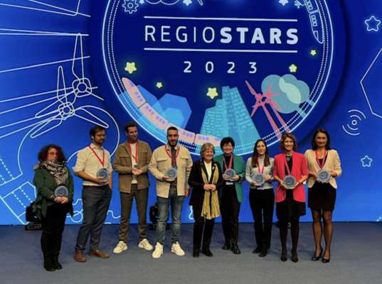 La Comissaria dla UE Elisa Ferreira á partí fora a Ostrava i pesć Regiostars 2023. (foto: ofize stampa provinzial/Twitter/Elisa Ferreira)

