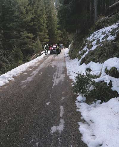 I Destudafuech de Runcadic ntan l ntervënt sun la streda da Bula su nchin sun Mont de Sëuc.    (Foto: Destudafuech de Runcadic)
