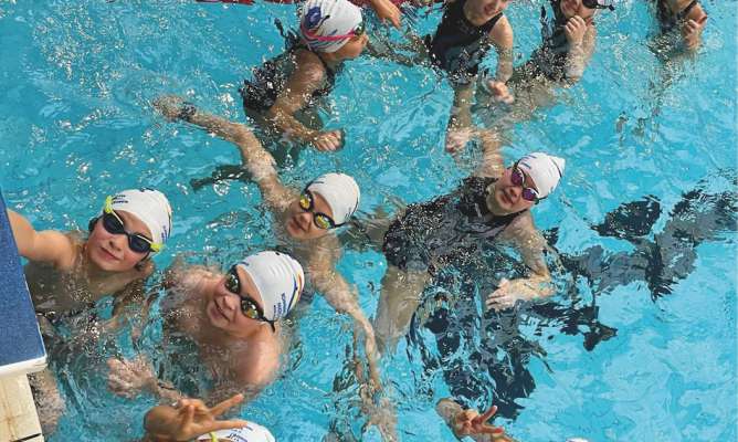 I mutons y la mutans dl Club Nudé Gherdëina ie cuntënc, che la prima garejeda dla sajon ebe butà.
