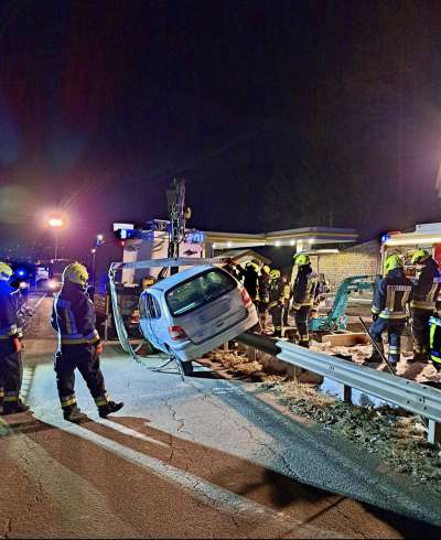 L auto che ie furnà su per dlander de streda pra la stazion dal penzin dl'Agip danter Santa Cristina y Urtijëi.    (Foto: Destudafuech de Urtijëi)
