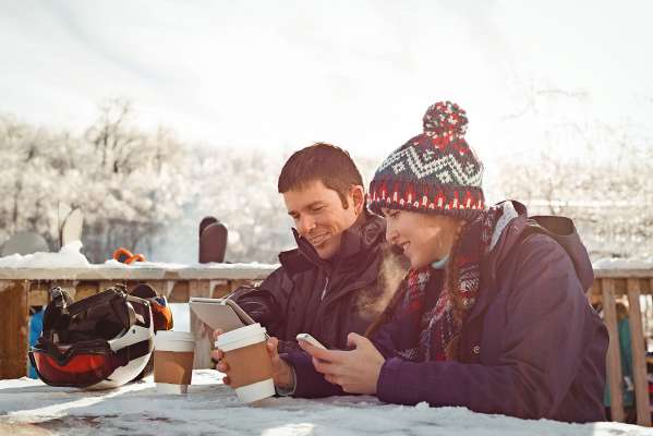 media/k2/galleries/25774/thumbs/happy-skier-couple-sitting-table-while-using-mobile-phone-digital-tablet_web.jpg