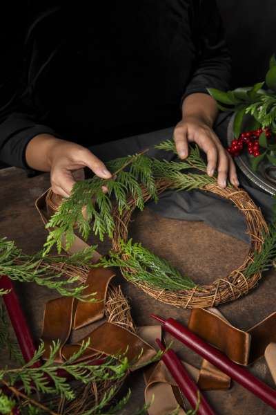 media/k2/galleries/25791/thumbs/haende-von-oben-beim-zusammenbau-des-adventskranzes.jpg