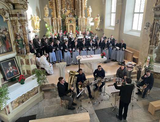 Dertan le conzert en onur de Santa Zezilia te Dlijia d’La Pli de Mareo, sot la bacheta de Christian Ellecosta. foto: Iaco Rigo
