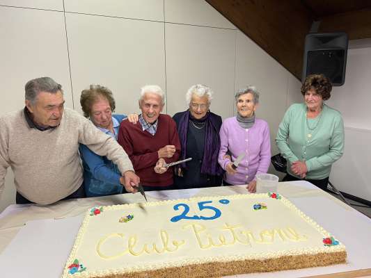 Gino Cloch, Ida Micheluzzi, Guido Iori, Notburga Salvador, Emma Gross e Bepina Soraperra, de passa 90 egn, à taà la torta.
