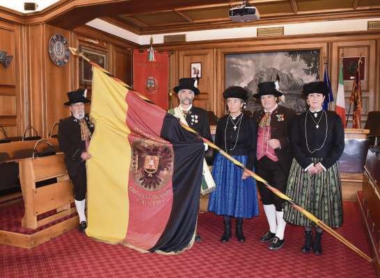 Ra bandiera de ‘l arciduca Joani d’Austria, donada a i anpezane del 1848: ades se pó ra vede inze ‘l museo de ra Regoles.
