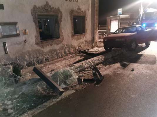 L auto ie ora de streda pra l restaurant La Posta.   (foto: Destudafuech de Santa Cristina)
