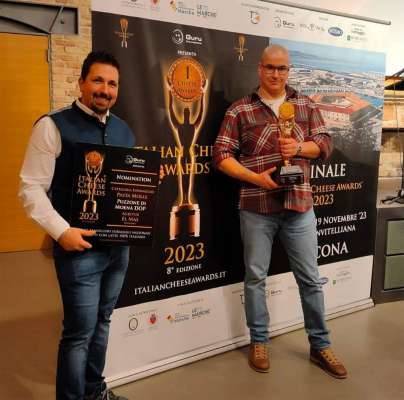 Stefano Croce e Peter Decrestina col recognosciment »Italian Cheese Awards 2023«.
