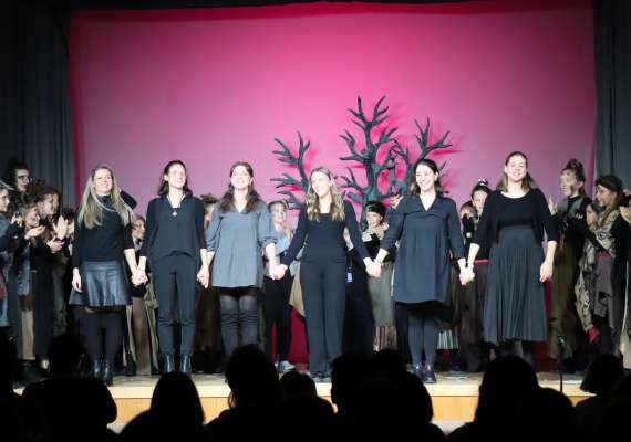 Forza feminila tla produziun: Dmc Barbara Rottensteiner Comploi (rejia y coreografia), Maria Frenner (costume), Nadia Gerstl (scenografia y grafica), Emma Sógorka (assistënza), Sofia Pisching Ewald (direziun musicala) y Stefanie Kaneider (organisaziun y coordinaziun).
