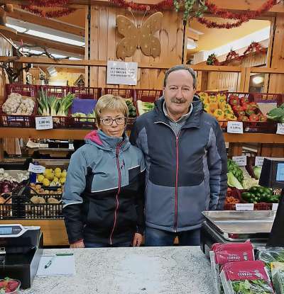 Flavia e Rinaldo nte sua boteiga de fruta e verdura.
