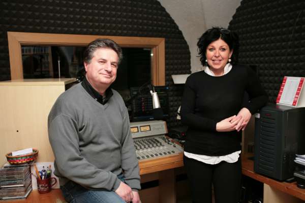 Francesco Mazzel e sia femena Giusy Vian à zedù la proprietà de la radio de Fascia.
