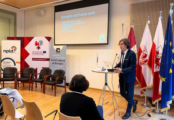 Marcus Vukojevic endèna la prejentazion a Bruxelles de Tone.

