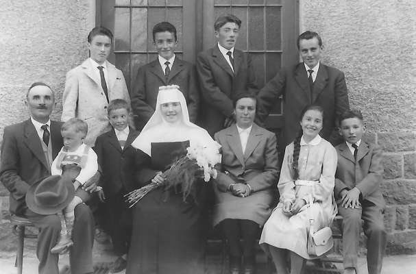 I geniturs Sciomun Winkler y Ema Huber cun sü mituns: Jepele, Siegfried, Ana, Tile, Paul, Fonjo, Albin, Franz y Richard. Families garantësc che la umanité vá inant.
