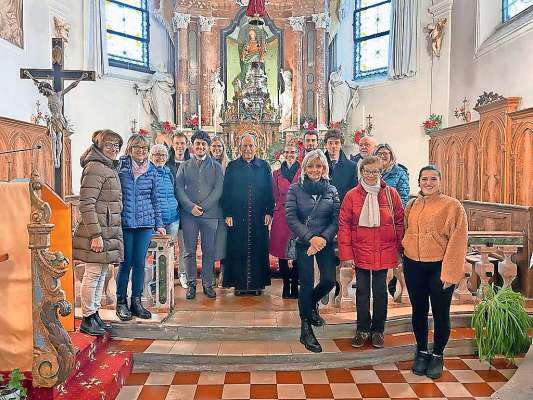 I cori de Col e Fodom darè messa auna al Vescovo.
