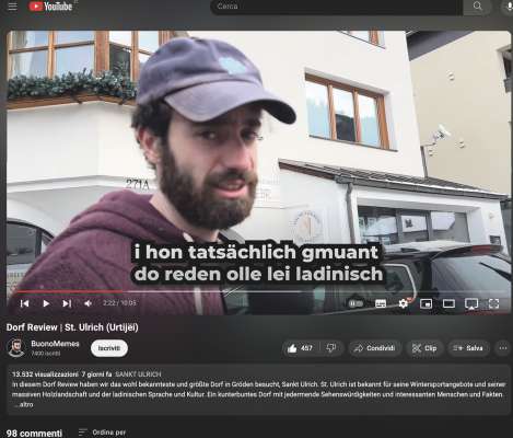 N mumënt dl video de BuonoMemes a Urtijëi. Ades catordescmile persones l à bele udù. Tla scrita iel da liejer: »Ie minove propi che la jënt rujenëssa mé ladin tlo«.
