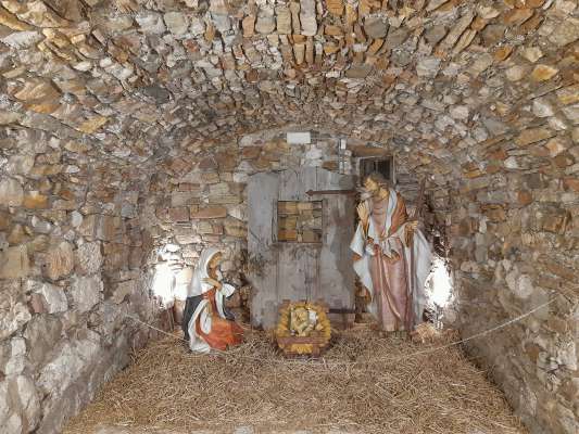 La cripela metuda fora te la stala de la  Moniaria a Sèn Jan.
