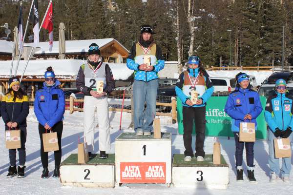 Premiaziun dla U15 feminila, cun les badiotes Elsa Canins söl scalin plü alt y Katia Pallua al 3. post. Secunda é gnüda Leni Hofer dl ASV Rein. (Foto: © Karin Valentini)
