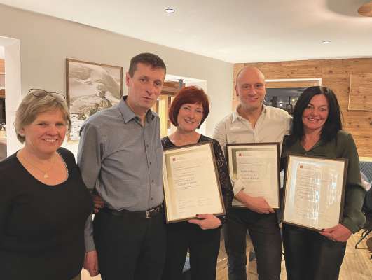 Da m.c.: la sëurastanta Doris Bergmeister, l dirighënt Friedemann Ploner y la uneranzes per Christine Gasser, Guido Goller y Astrid Demetz. Sun la fotografia màncel la unereda Irene Insam.
